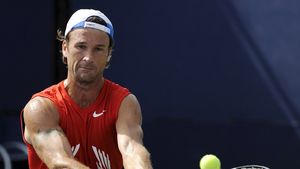 Carlos Moya - Giles Simon, finala de la BCR Open România