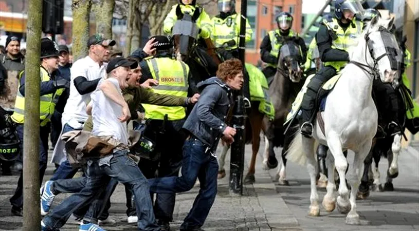 VIDEO INCREDIBIL S-au luat la bătaie cu caii poliției! Fanii lui Newcastle au înnebunit după eșecul cu Sunderland