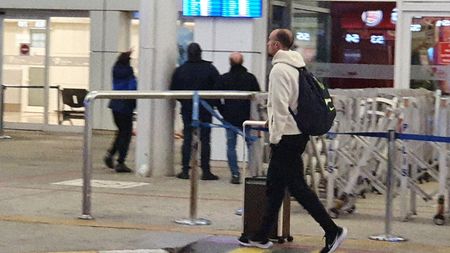 Primele imagini cu fotbaliştii FCSB în Antalya! Chiricheş a ieşit ca un adevărat lider din aeroport, iar noile transferuri s-au unit. FOTO EXCLUSIV