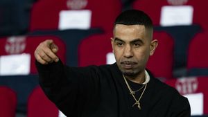 Tatăl puștiului care câștigă 45.000 de euro pe zi strânge cutii de carton de pe stradă: „Le vând la 8 eurocenți kilogramul”