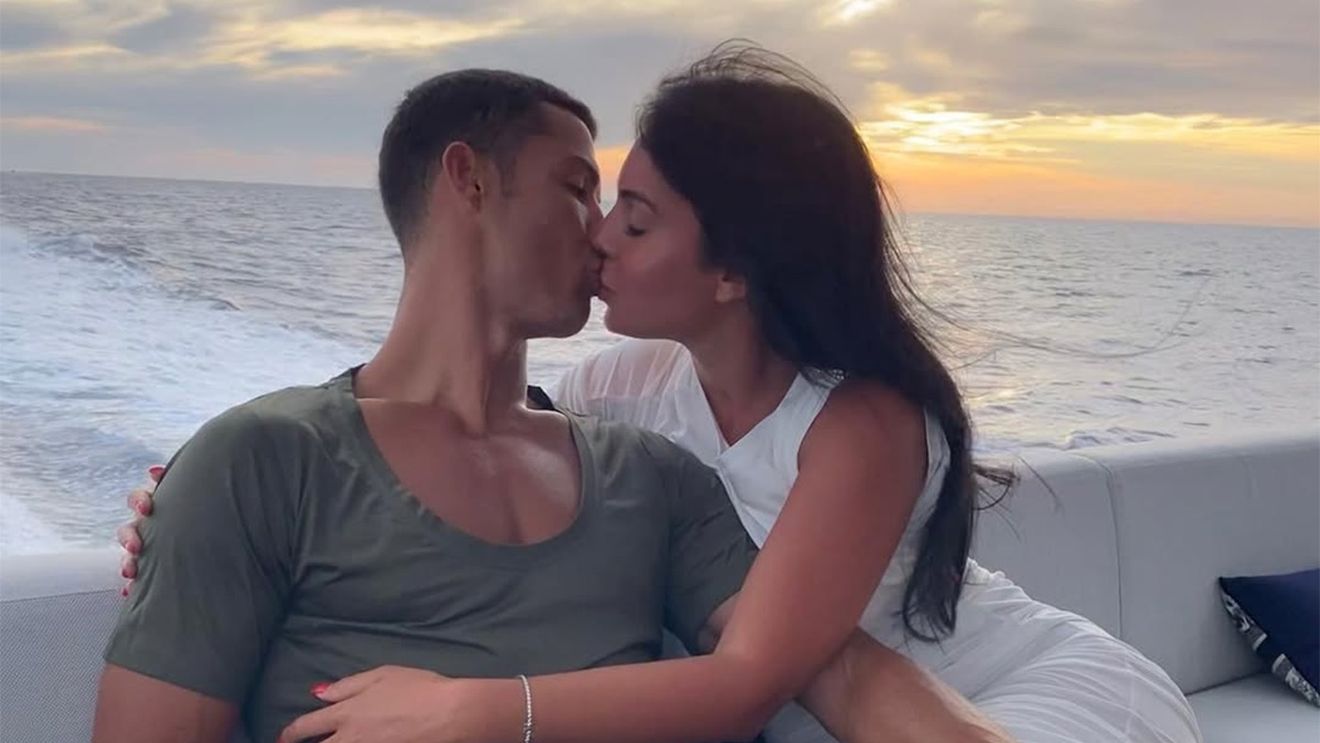 Cristiano Ronaldo a îmbrăcat-o în aur pe Georgina Rodriguez, după ce i-a spus „Da”. Ce sumă a cheltuit starul portughez pe cadouri