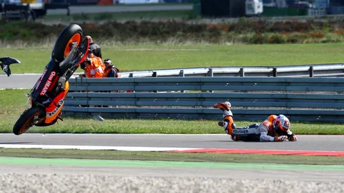 HORROR! Stoner și-a rupt glezna la Indianapolis, Nicky Hayden, inert pe circuit! Pedrosa,** în pole pentru cursa de duminică