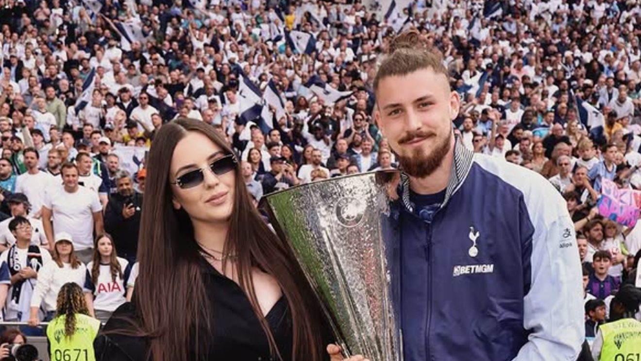 Radu Drăgușin câștigă 5.300.000 de euro pe an la Tottenham și a plecat cu iubita într-o vacanță de milionar
