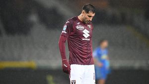 Un star din Serie A a difuzat imagini intime cu fosta sa logodnică. Femeia l-a dat în judecată. Ce riscă fotbalistul