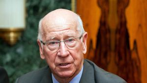 Bobby Charlton** a fost supus unei "mici intervenții chirurgicale"