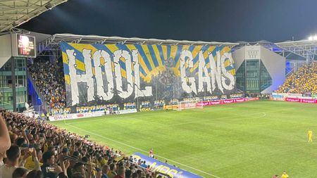 Atmosferă senzațională la Petrolul - Rapid! Scenografii excepționale afișate de către fanii „lupilor gabeni” în cel de-al 79-lea „Primus Derby” | VIDEO