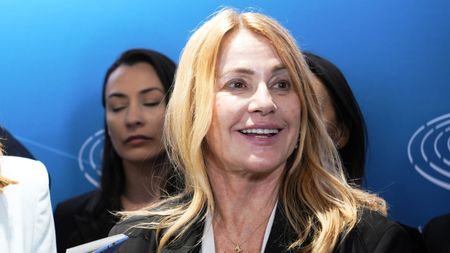 EXTRA Nadia Comăneci, zeiță lângă Colin Farrell şi Brad Pitt! Românca e un magnet pentru superstaruri