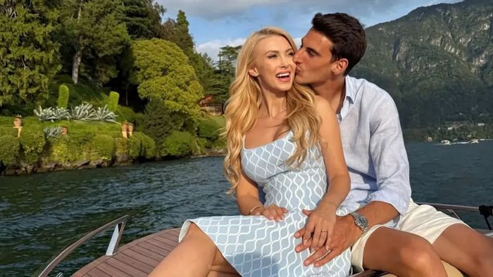 Andreea Bălan, videoclip fără inhibiții. Imagini senzuale cu iubita lui Victor Cornea într-o rochie albă