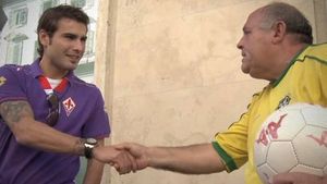 VIDEO** "Mutu, Hagi, Balaci"! Briliantul, îmbrățișat de un fan pe străzile Romei!