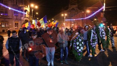 FOTO "Eroii nu mor niciodată"!** Suporterii lui Poli au organizat un marș pentru victimele Revoluției din 1989