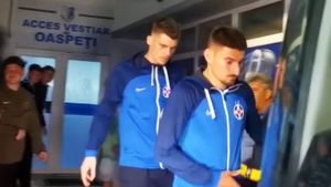 Imaginile tristeții în cea mai pură expresie a lor: Elias Charalambous şi vedetele lui Gigi Becali, devastați de ratarea titlului, după Farul - FCSB 3-2! | VIDEO