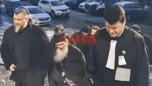 ÎPS Teodosie, preotul despre care Gigi Becali spunea că „i se arată și lui pisica”, a mers la judecata de la Curtea de Apel cu un sobor de preoți