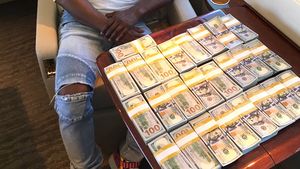 Afaceristul care a cumpărat 1.000 de apartamente cu 400.000.000 de dolari a apărut de nicăieri şi a făcut o aroganță demnă de un „rege al imobiliarelor”