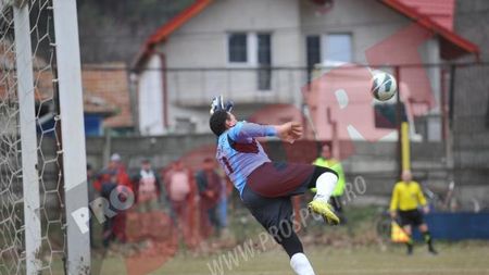 FOTO Fază COMICĂ‚ la meciul lui Dinamo!** Cum a încercat portarul gazdelor să-i "sperie" pe "câini" :)