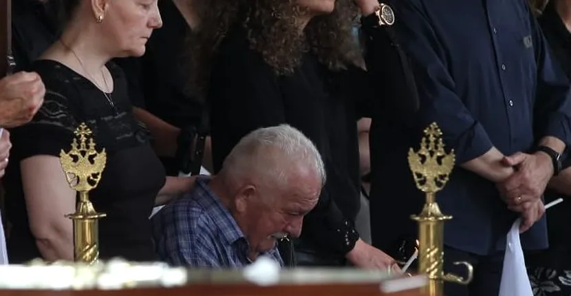 FOTO. Tatăl și sora lui Costin Mărculescu, devastați de durere lângă sicriul actorului