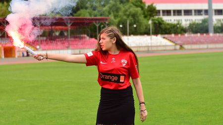 Dinamo a intrat în istorie după meciul cu FC Botoșani. În "Groapă" a debutat prima femeie crainic din fotbalul românesc: "Sunt onorată de această titulatură". Un mesaj sincer pentru jucători: "Trebuie să dea totul pe teren, să fie demni când joacă pentru noi"