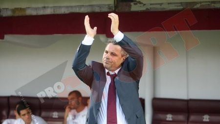 Cinci fundași pe bancă și niciun vârf