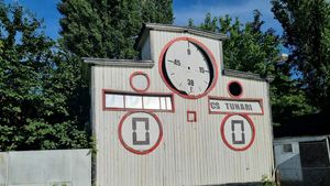 Descoperire istorică: legendara tabelă de marcaj de pe stadionul Republicii supraviețuiește în cotcodăcitul găinilor din Ferentari! Destinul ei fabulos, de la manita istorică a lui Wetzer pentru naționala României și hattrick-ul lui Ferenc Puskas, la agonia prezentului din strada Veseliei | REPORTAJ VIDEO & FOTO EXCLUSIV