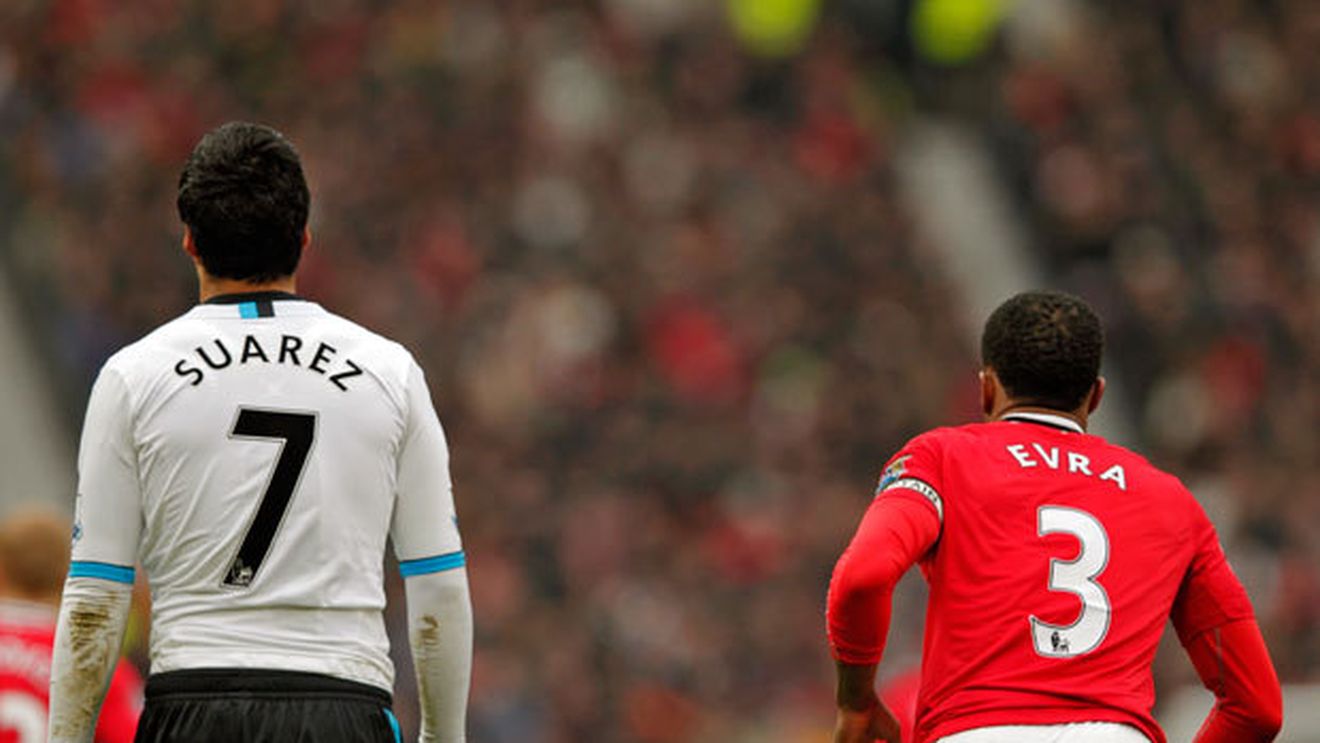 Războiul raselor în Anglia!** Suarez i-a "atins" pe șefii FA după gestul provocator al lui Evra:** "Nimic nu-i ce pare!" Fanii lui United, prinși cu materiale rasiste