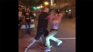 VIDEO | Când te iei de cine nu trebuie. Un tânăr l-a invitat la luptă pe un luptător MMA, fără să știe acest detaliu. Finalul este previzibil :)