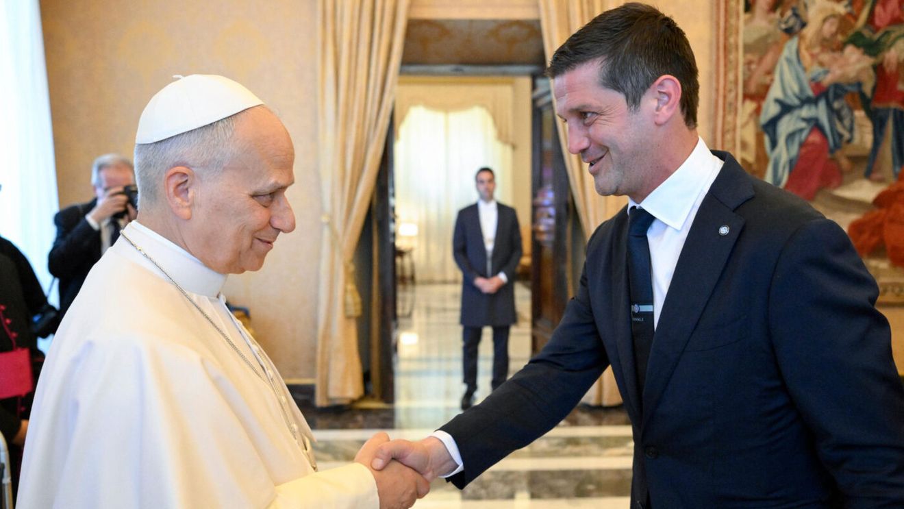 Papa Francisc al XIV-lea a dat mâna cu Cristi Chivu. Imaginea momentului cu un român care face o țară întreagă mândră de el