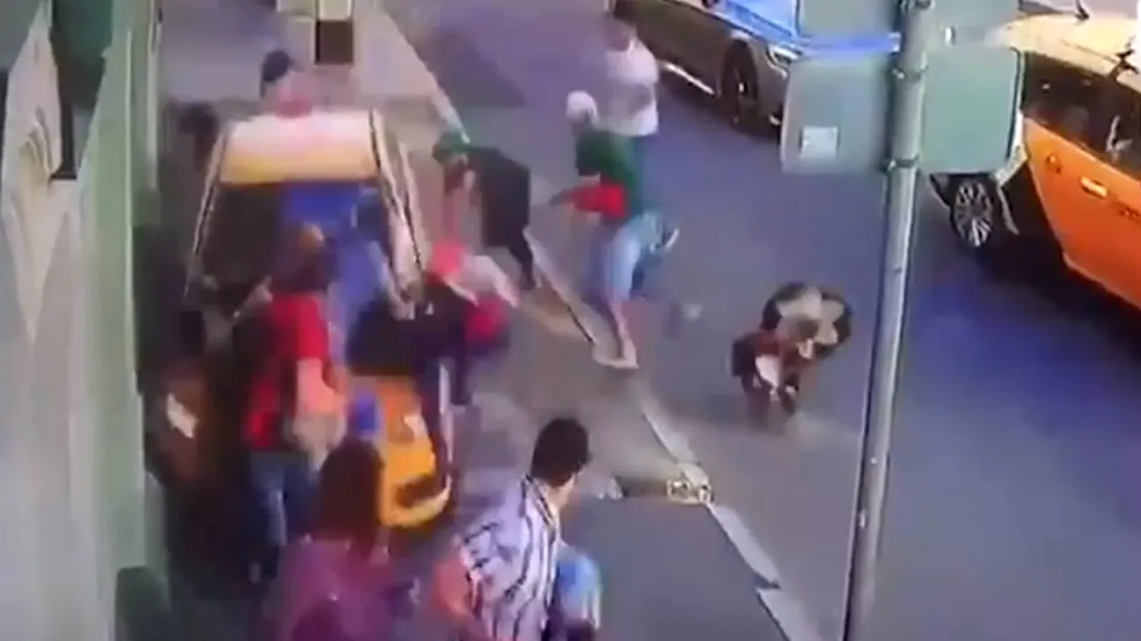 VIDEO | Au apărut imaginile cu momentul în care un taxi intră în plin într-un grup de oameni pe străzile Moscovei! Mărturia șoferului. Atenție, imagini dure!