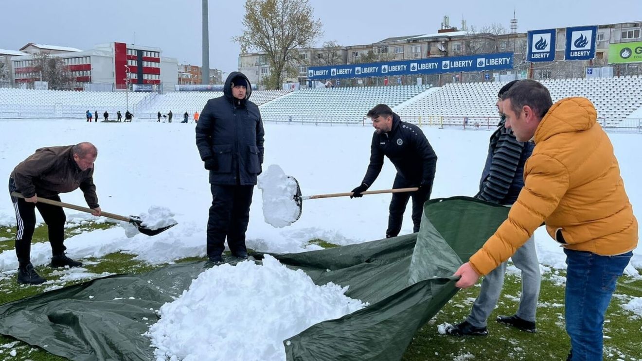 Dorinel Munteanu a venit să-i învețe meserie! Antrenorul Oțelului Galați deszăpezește stadionul alături de suporteri