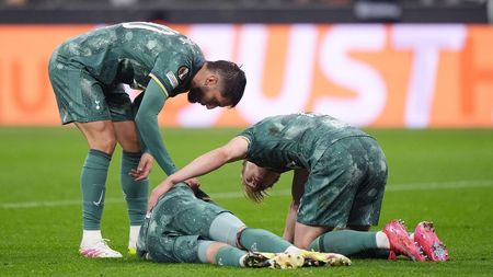 Scene teribile în Europa. Colegul lui Radu Drăguşin a fost izbit de portar şi s-a prăbuşit inert pe gazon