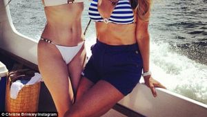 FOTO Christie Brinkley a apărut în trei ediții consecutive în celebra revistă "Sports Illustrated"