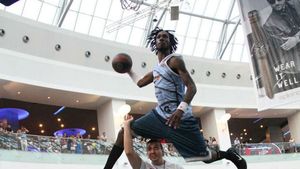 IMAGINEA ZILEI | Monster Dunks: Justin Darlington, campion mondidal la "coșuri de sus" i-a delectat pe bucureșteni cu execuțiile sale