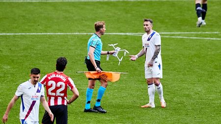 Întâmplare incredibilă! O dronă s-a prăbușit lângă fostul dinamovist Aleix Garcia, chiar în timpul unui meci din LaLiga! Mesajul-manifest pe care îl transporta