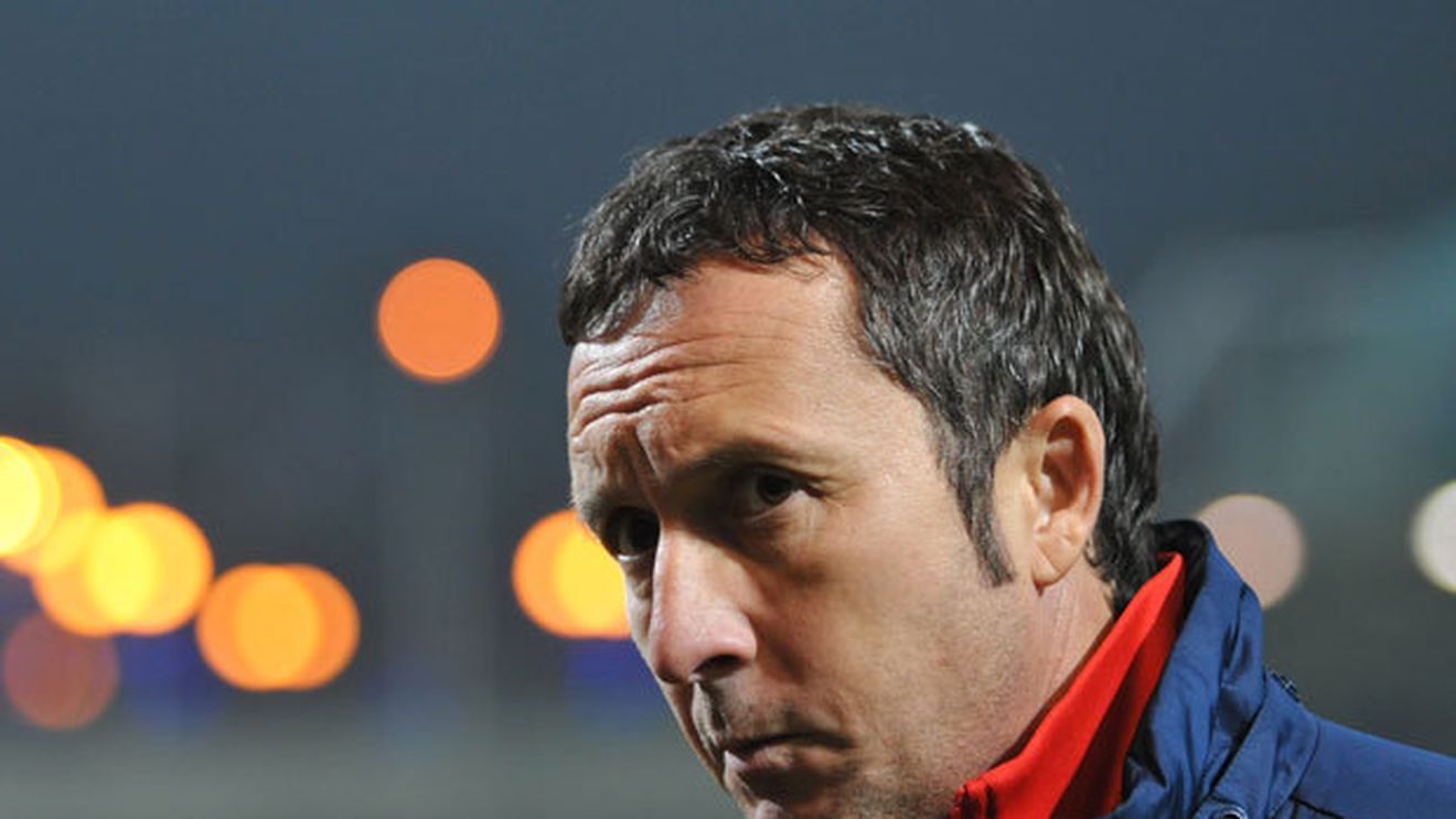 Unul dintre manageri îi ceartă pe fanii comozi ai Stelei:** "Terminați cu scuzele puerile!" Oficialul se dă exemplu: "Stăteam la 'o stea' pentru Steaua mea"