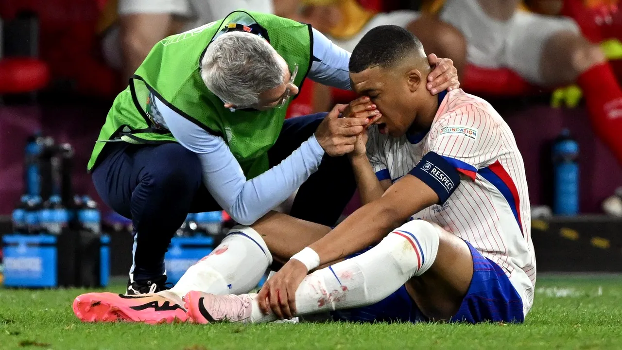 E panică mare pentru Franța: Kylian Mbappe a ieșit accidentat de pe teren, după ce s-a lovit de un austriac și e suspect de fractură de piramidă nazală