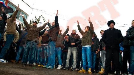 FOTO** Petarde și fumigene la reunirea Oțelului! "N-am mai văzut așa ceva"