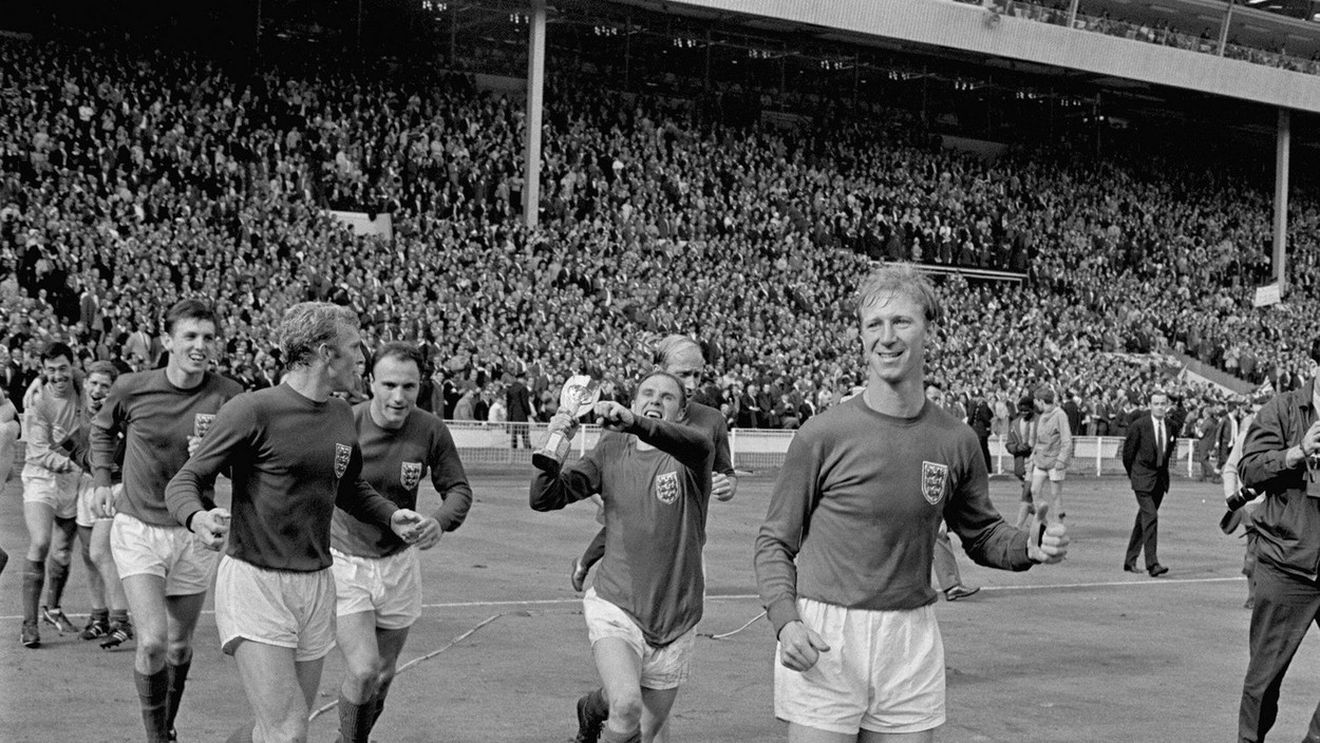 În ziua în care englezii își iau adio de la Sir Bobby Charlton, unul dintre liderii „Generației de Aur” a tras concluzia: „L-am cunoscut și eu, dar tata mi-a spus că a fost cel mai bun din istorie!” | EXCLUSIV