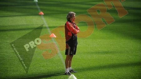 Antrenorul Benficăi se teme de "Poborsky" al Galațiului:** "Sper să NU prindă o zi bună!"