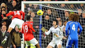 "Diavolii" se impun după un derby cu grave erori de arbitraj!** Chelsea - Man United 2-3!