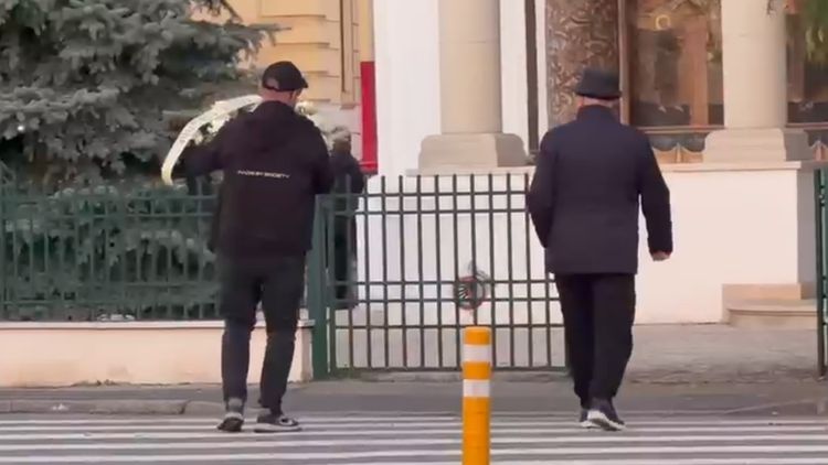 🚨 Pelerinaj la catafalcul lui Viorel Păunescu, fostul președinte al Stelei. Apropiații și cunoscuți din fotbal își iau rămas-bun. Mitică Dragomir, primul om de fotbal care își face apariția