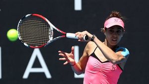 EXCLUSIV | "De data asta, au avut grijă și de mine". Mihaela Buzărnescu, debut perfect la Roland Garros! Favorita 31 dezleagă enigma. Povestea 'antrenoarei-fantomă' din loja ei, în acest sezon de zgură: "Și tata, și antrenorul meu s-au întristat". Cine e, de fapt, Justina Jiegolka. Corespondență din Paris