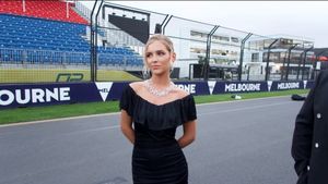 Nemaivăzut. A purtat un colier unic de 350.000 de dolari cu peste 1000 de diamante