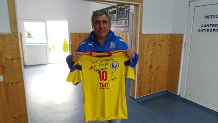 Hagi a semnat un tricou de joc al echipei naționale pentru Floyd Mayweather jr.