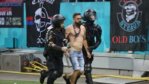 Scandal de proporții înainte de Dinamo - CSA Steaua! Suporterii oaspeților au fost luați pe sus de jandarmi | VIDEO & FOTO EXCLUSIV