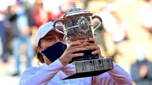 Iga Swiatek, uluită după finala câștigată la Roland Garros. „Nu îmi dau seama ce se întâmplă, sunt foarte fericită”. Mesaj emoționant pentru tatăl ei