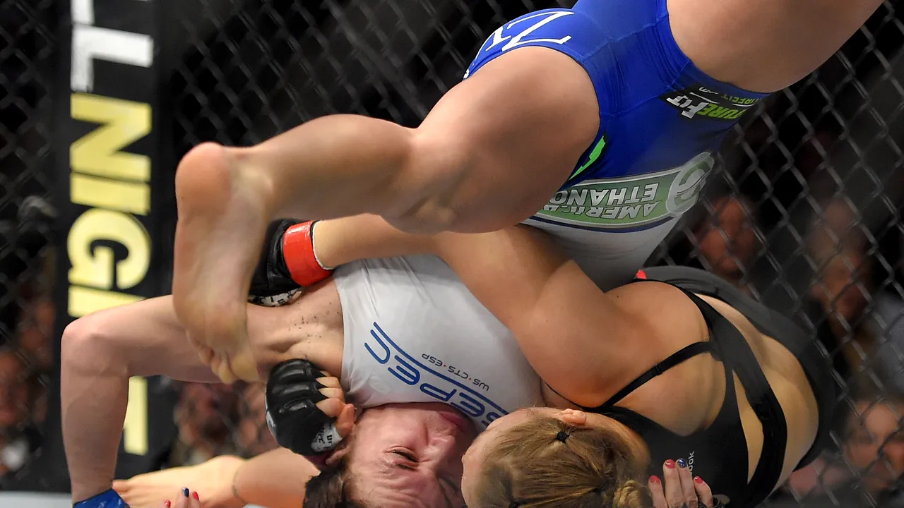 VIDEO | KO brutal în UFC: Ronda Rousey a fost spulberată în cușcă cu o lovitură de picior în zona gâtului și a fost spitalizată. E prima înfrângere pentru Ronda