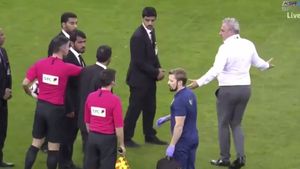 FOTO & VIDEO | Al Shabab a pierdut derby-ul cu Al Nassr, iar Șumudică a făcut scandal! Cinci oameni de ordine au intervenit pentru ca lucrurile să nu degenereze