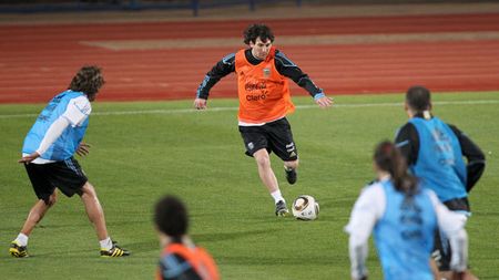 Dirijorul Lionel Messi! Spectacol total la antrenamentul 'pumelor'