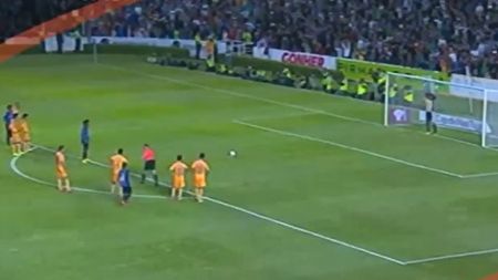 VIDEO | Ronaldinho a debutat la noul său club, Queretaro, și a stârnit hohote de râs la penalty-ul pe care l-a executat