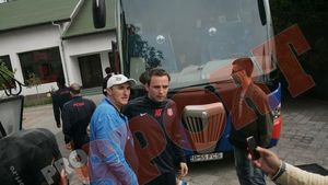 FOTO EXCLUSIV** Fanii, lăsați cu ochii în soare la Severin! Sorin Cîrțu s-a revanșat: i-a scos pe jucători în fața hotelului să dea autografe