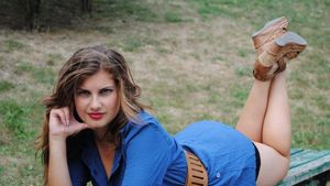 Ar vrea Borcea s-o "corupă"!** Cea mai sexy arbitră din România, ședință foto în mijlocul naturii