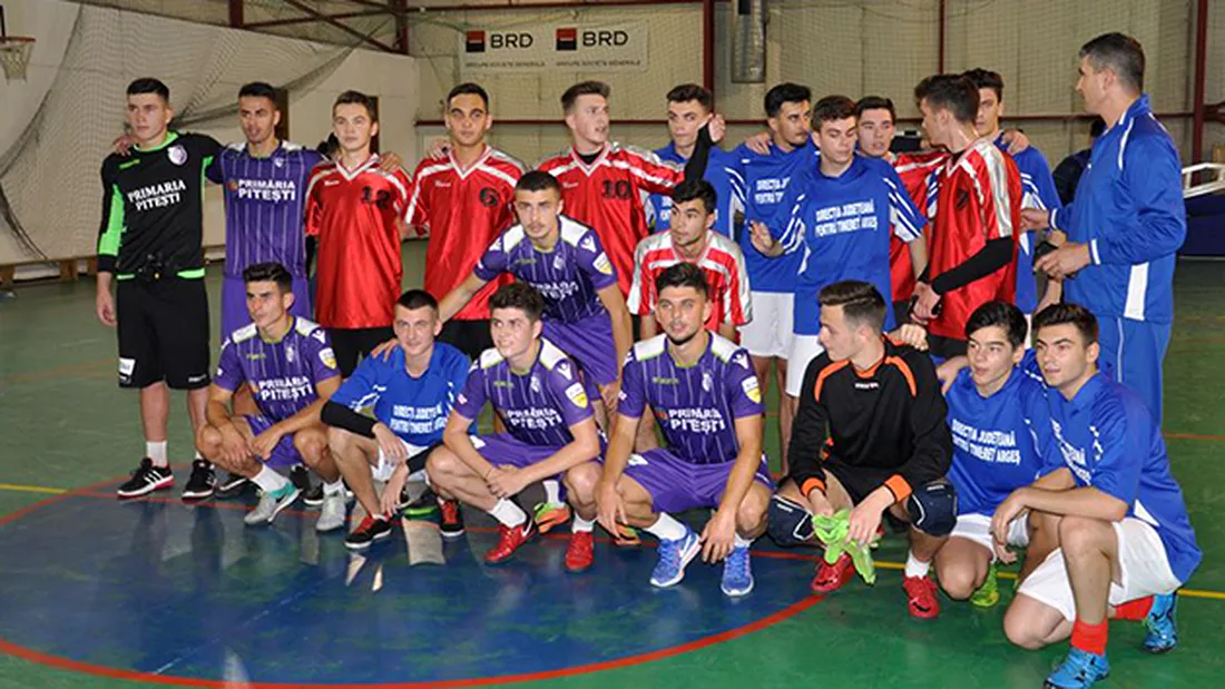 Fotbaliștii de la FC Argeș s-au întors pentru o zi la școală!** Au făcut show cu elevii de la IC Brătianu. Pariul pierdut de căpitanul Raul Costin